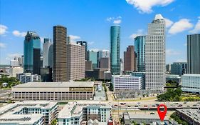 Luxe 3 Story Townhome With Downtown View Near Nrg Stadium Centrally Located Walkable To Popular Restaurants